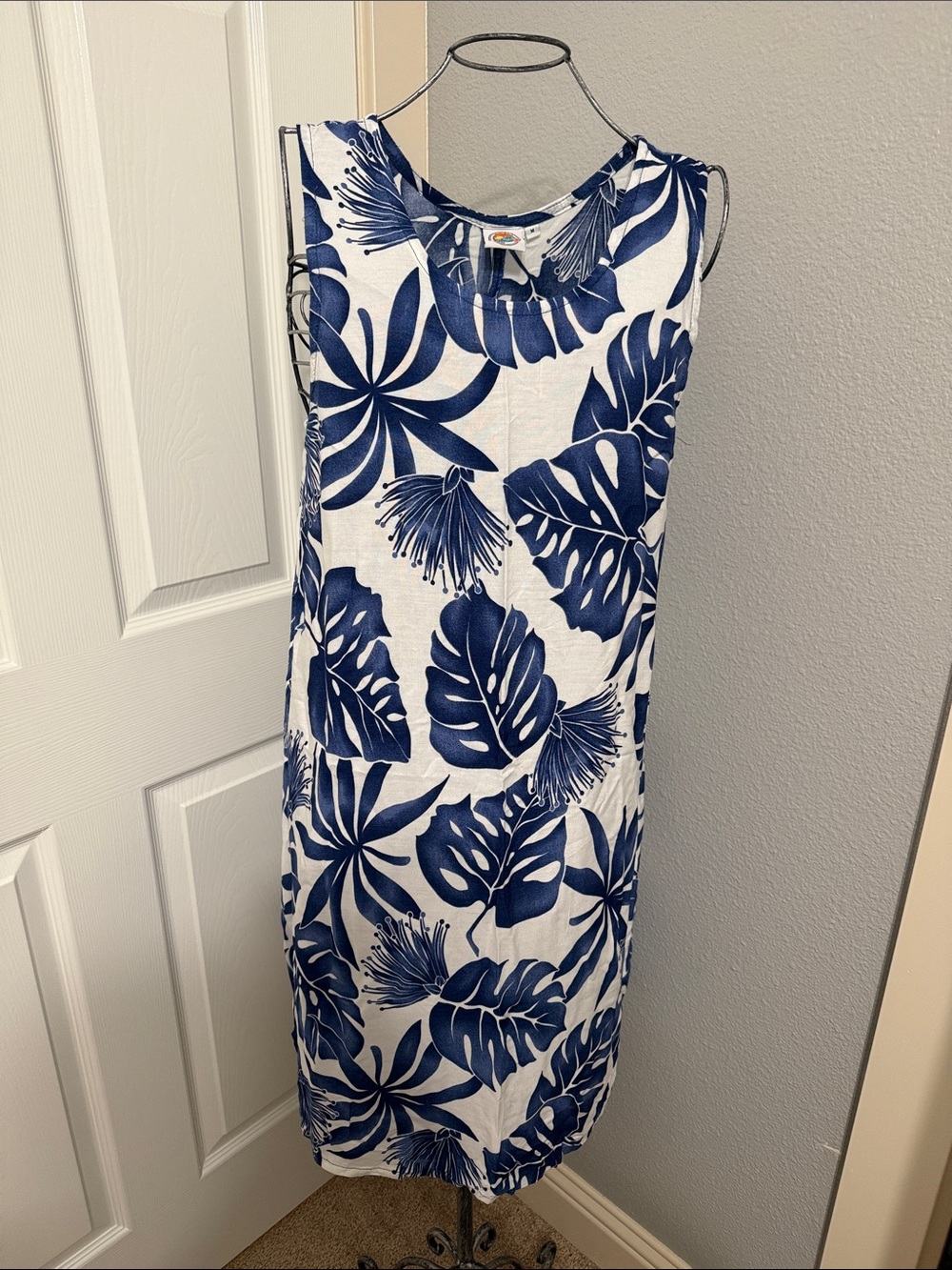 Makai beach 100% rayon blue Palm White Dress Women’s Medium Midi new vacation